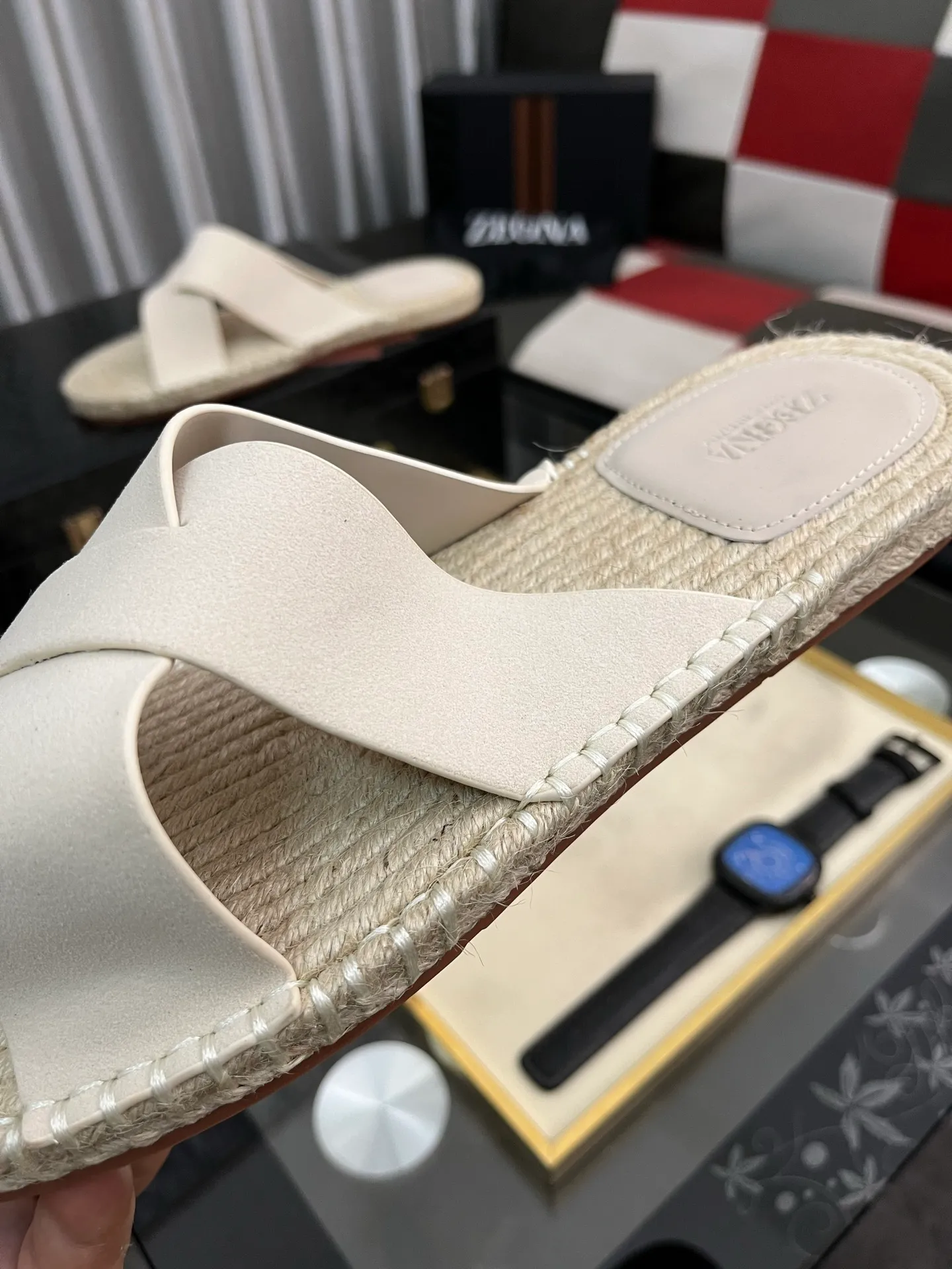 Men's shoes 💰320⌚️⌚️《HERMES》Hermès 💁♂️Men's casual slippers, compare the quality at the counter🧚🏿♂️ The upper layer has a stone pattern with clear texture, showing high-end, high-end, comfortable to wear and versatile. Purely hand-pulled, raw rubber breathable outsole, breathable and comfortable lambskin lining, 100% comfortable density, original rubber outsole wear-resistant code number 38-44. Can be customized 45-46-47